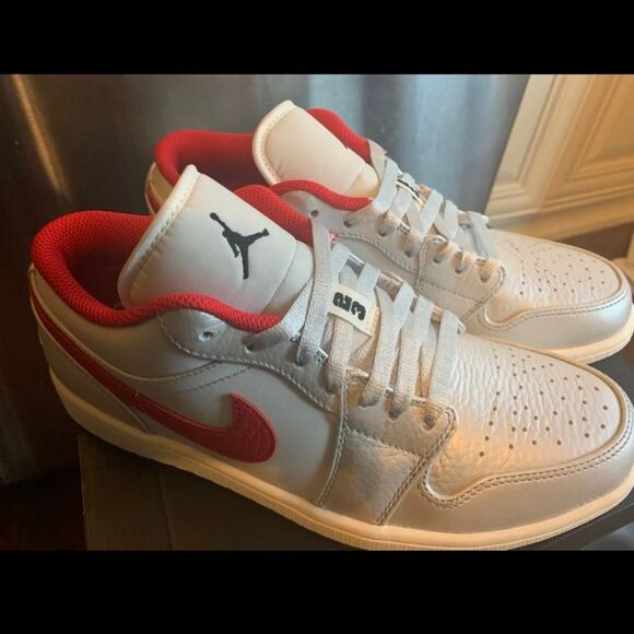 Nike Air Jordan 1 Low PRM Size 8.5 Metallic Silver University Red DA4668 001 - Picture 2 of 11
